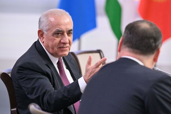 Премьер-министр Азербайджана Али Асадов перед началом встречи президента РФ Владимира Путина с главами, участвующими в заседаниях Евразийского межправительственного совета и совета глав правительств СНГ. Место: Россия, Федеральная территория "Сириус". Автор: Рамиль Ситдиков/РИА Новости. Президент РФ В. Путин провел встречу с главами правительств, участвующих в заседаниях ЕМПС и совета глав правительств СНГ