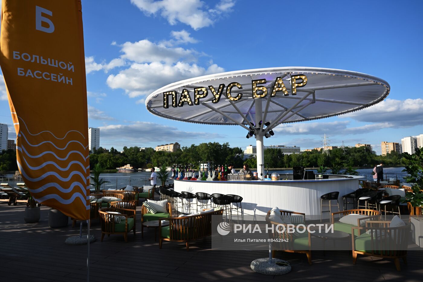 Beach club москвы. Дрим Бич клаб. Пляжный клуб. Пляж Дрим Бич в Москве. Пляж Бич клаб в Москве Дрим.