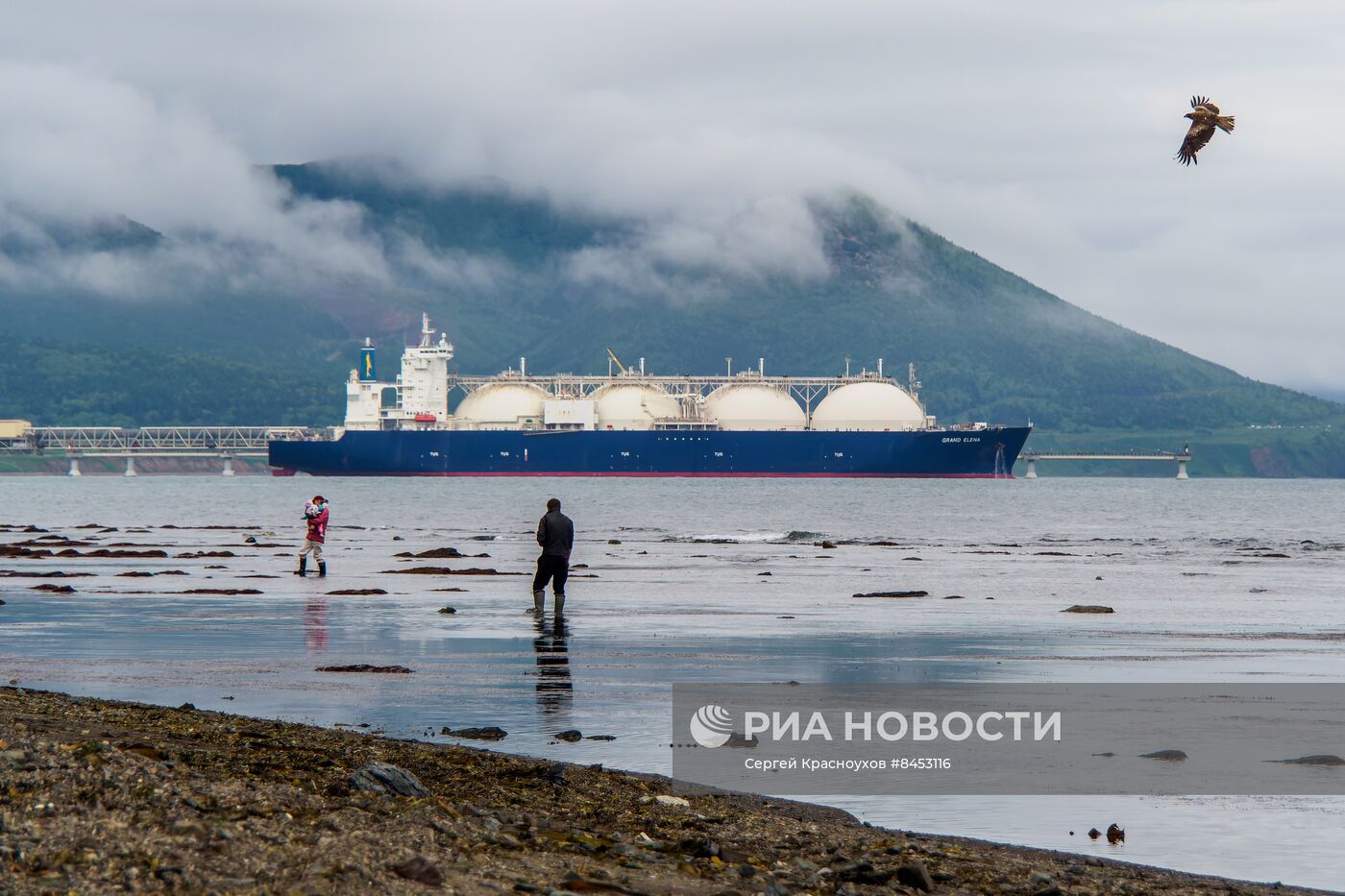 Танкеры заправляются на заводе СПГ в Южно-Сахалинске
