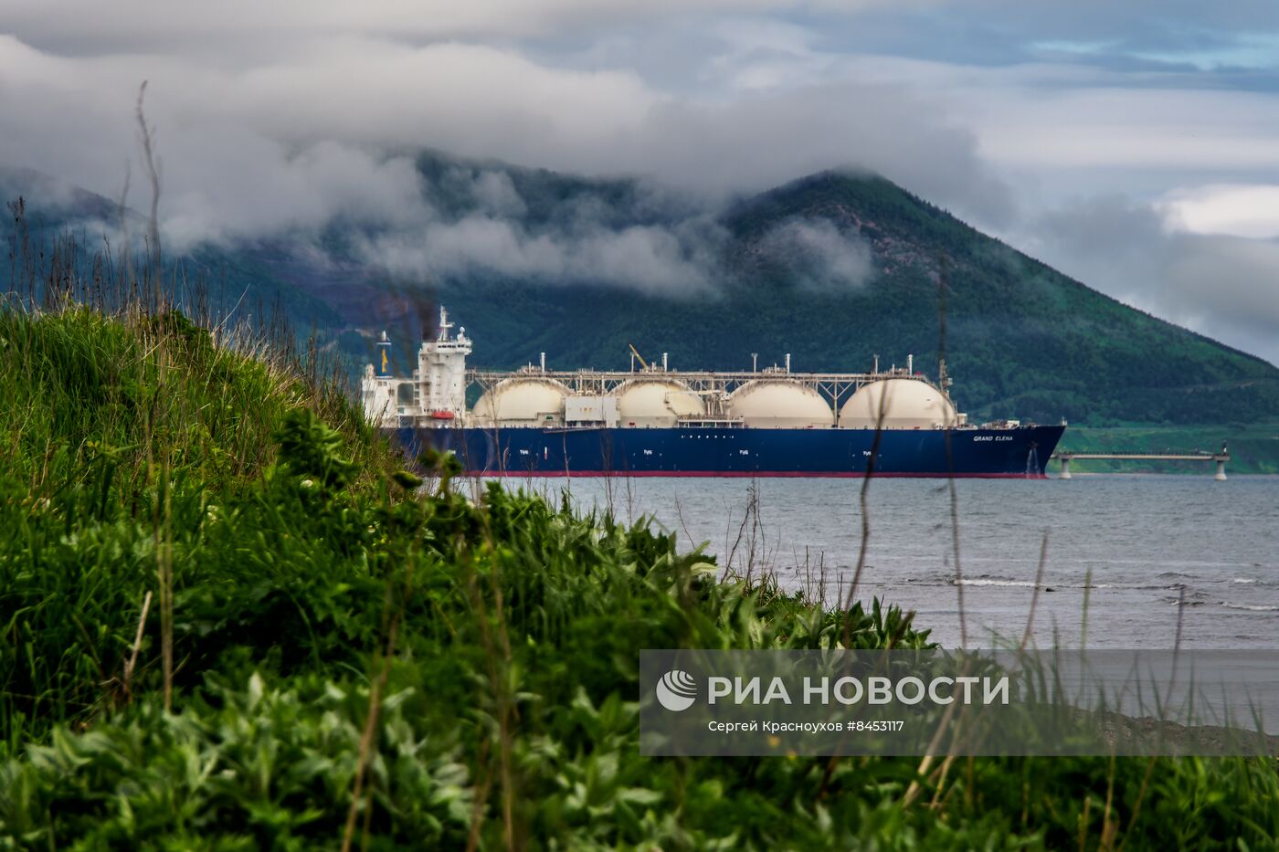 Танкеры заправляются на заводе СПГ в Южно-Сахалинске