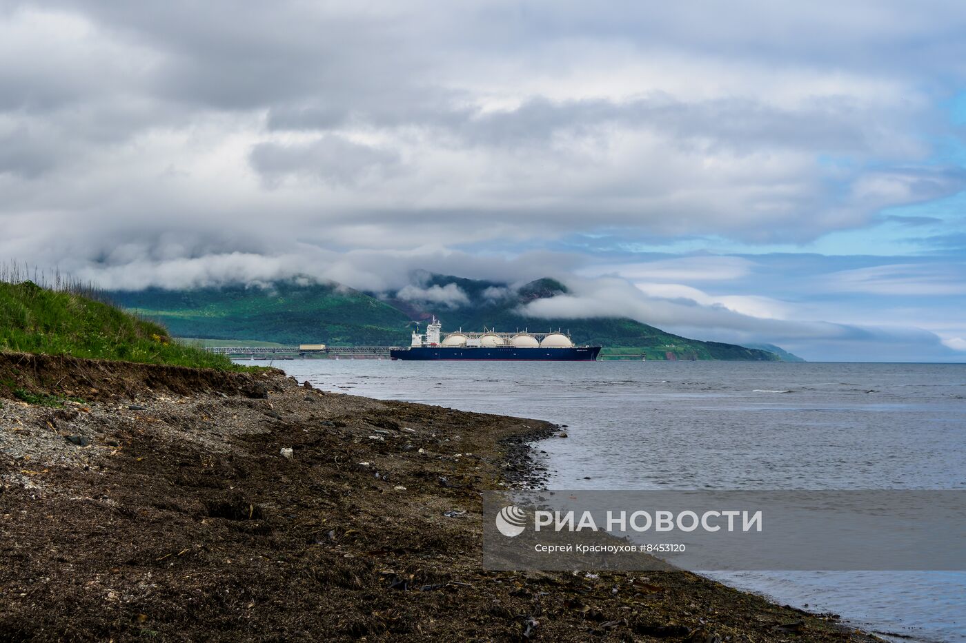 Танкеры заправляются на заводе СПГ в Южно-Сахалинске