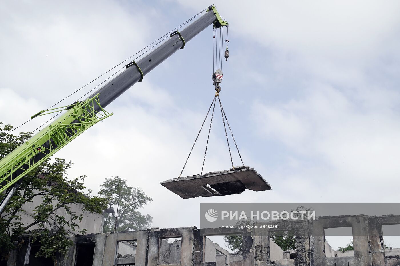 Демонтаж аварийного дома в Мариуполе