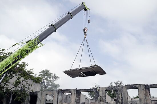 Демонтаж аварийного дома в Мариуполе