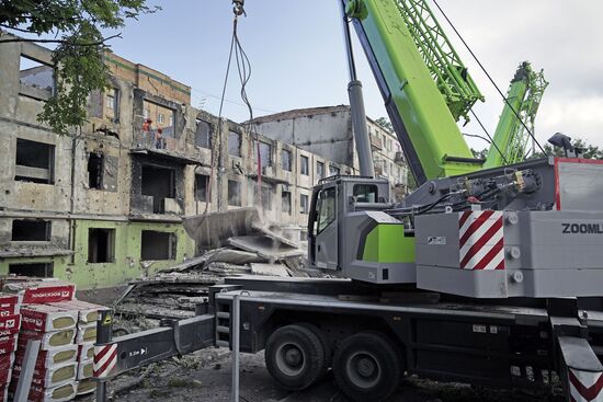 Демонтаж аварийного дома в Мариуполе