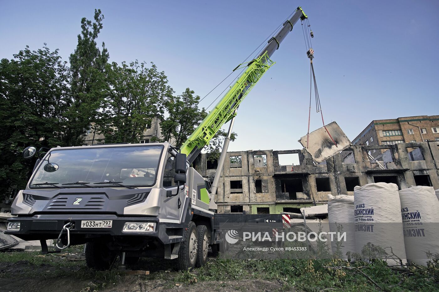 Демонтаж аварийного дома в Мариуполе