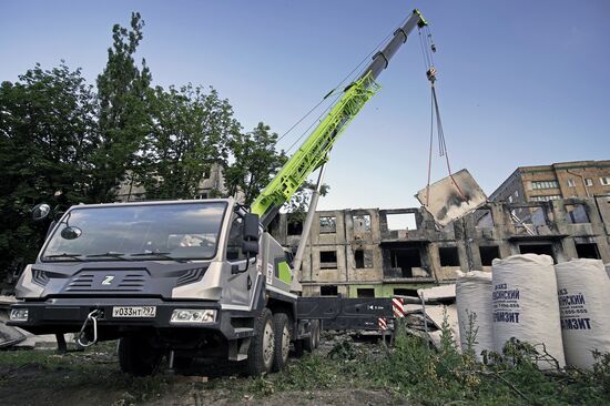 Демонтаж аварийного дома в Мариуполе