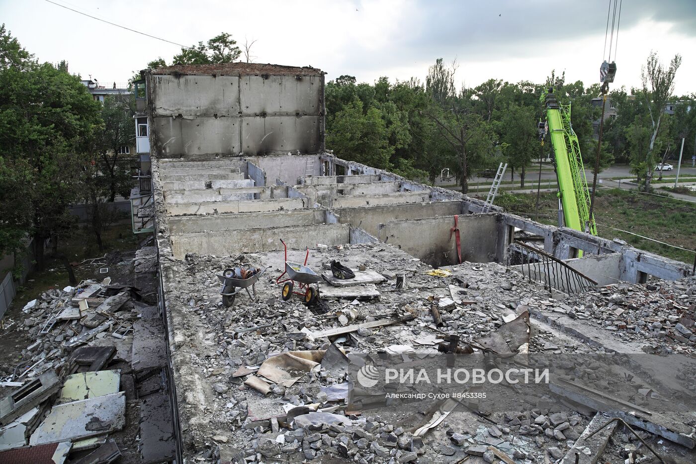 Демонтаж аварийного дома в Мариуполе