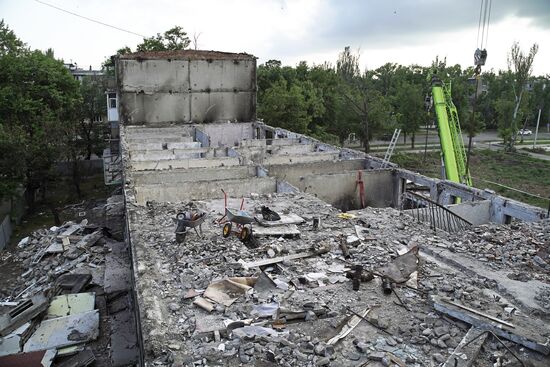 Демонтаж аварийного дома в Мариуполе