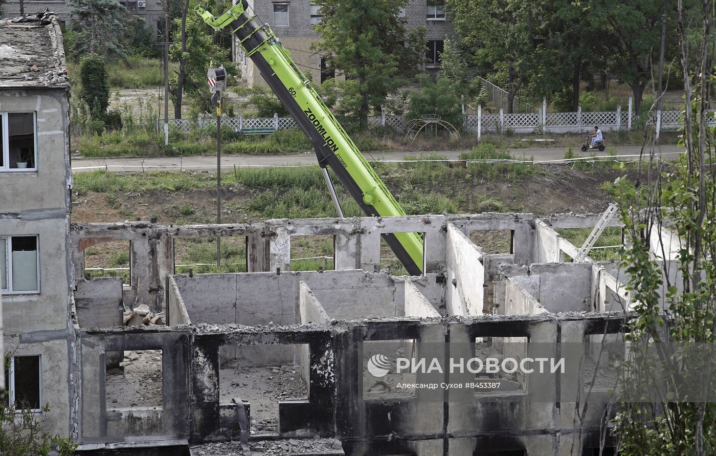 Демонтаж аварийного дома в Мариуполе