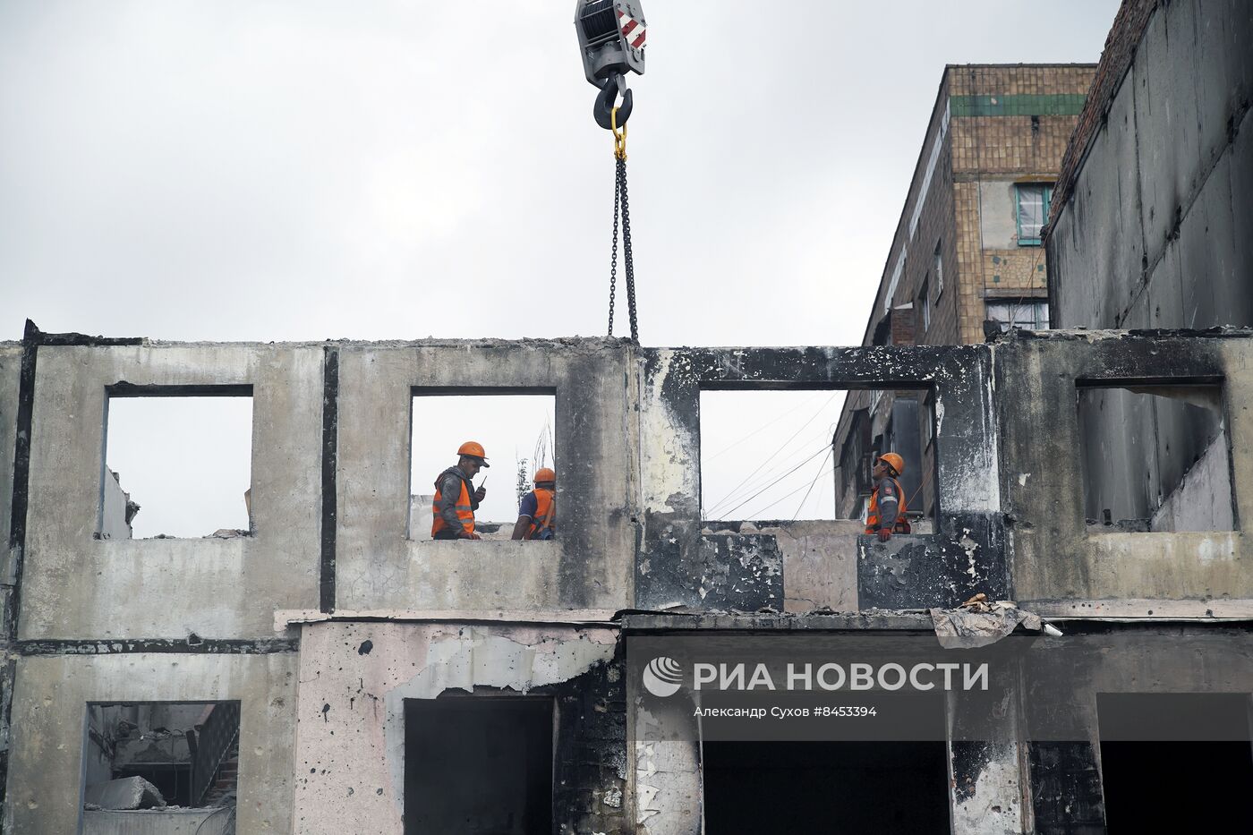 Демонтаж аварийного дома в Мариуполе