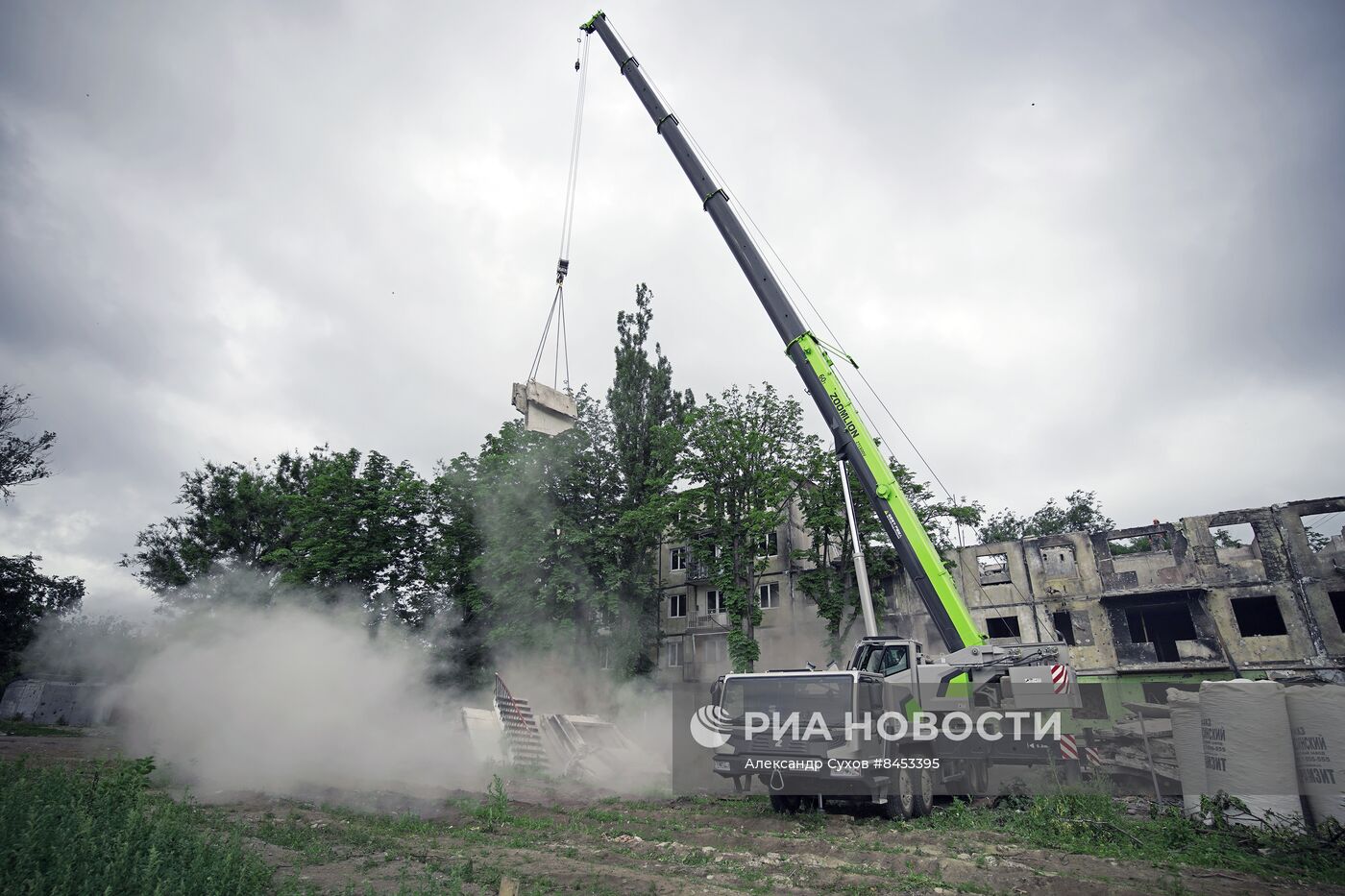 Демонтаж аварийного дома в Мариуполе