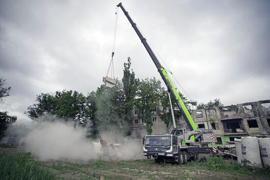 Демонтаж аварийного дома в Мариуполе