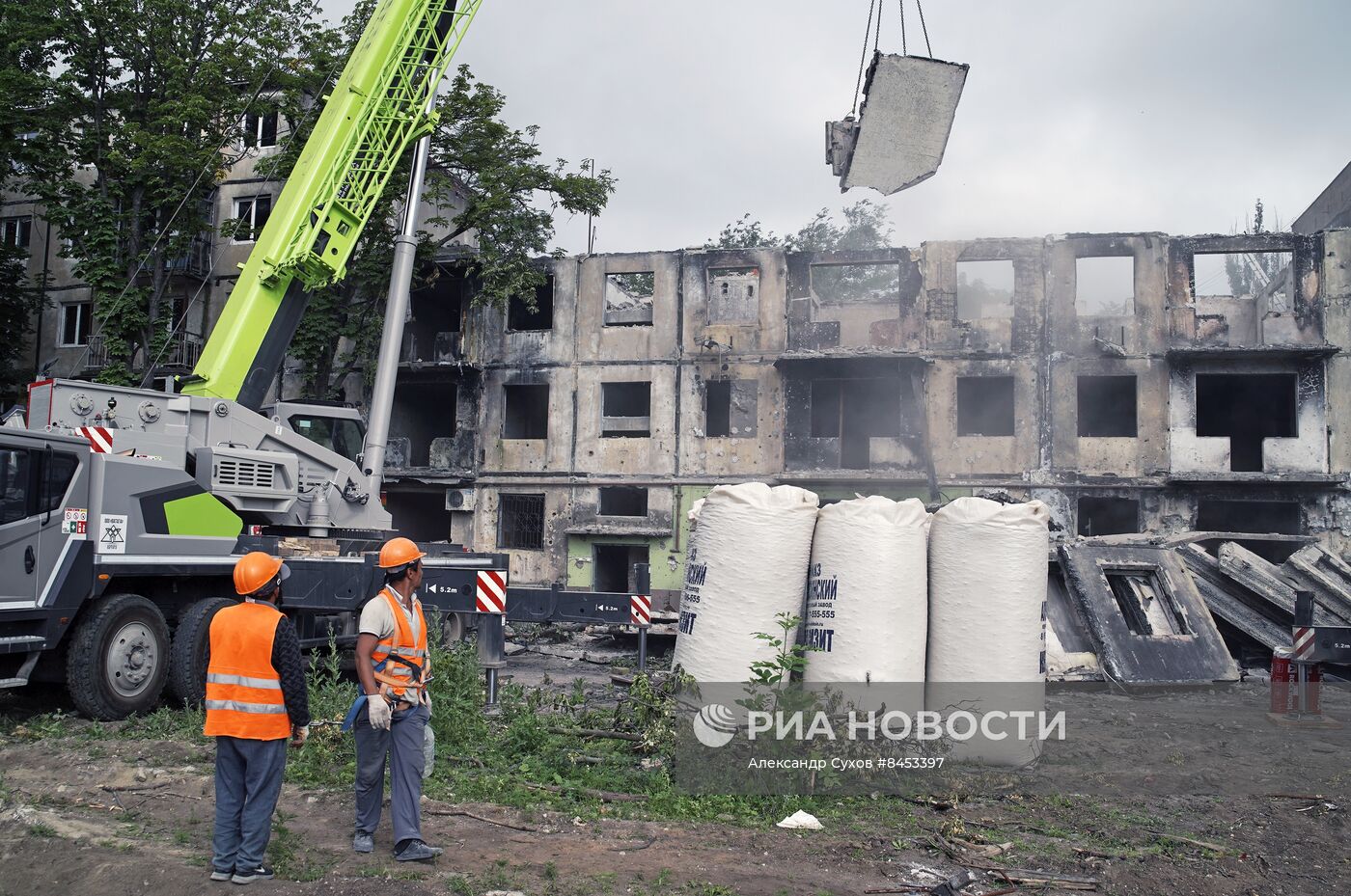 Демонтаж аварийного дома в Мариуполе