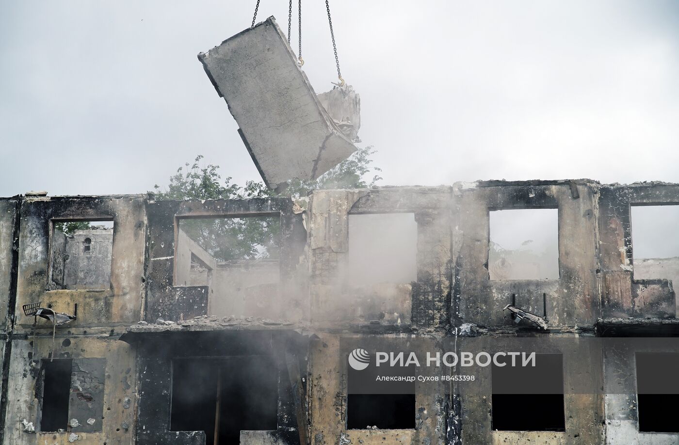 Демонтаж аварийного дома в Мариуполе