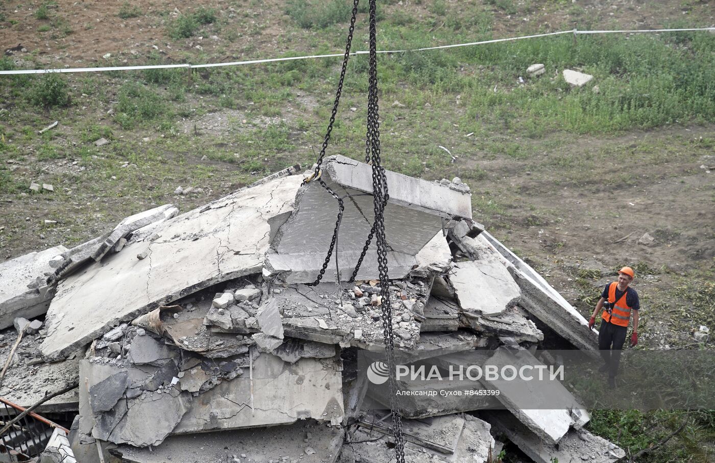 Демонтаж аварийного дома в Мариуполе
