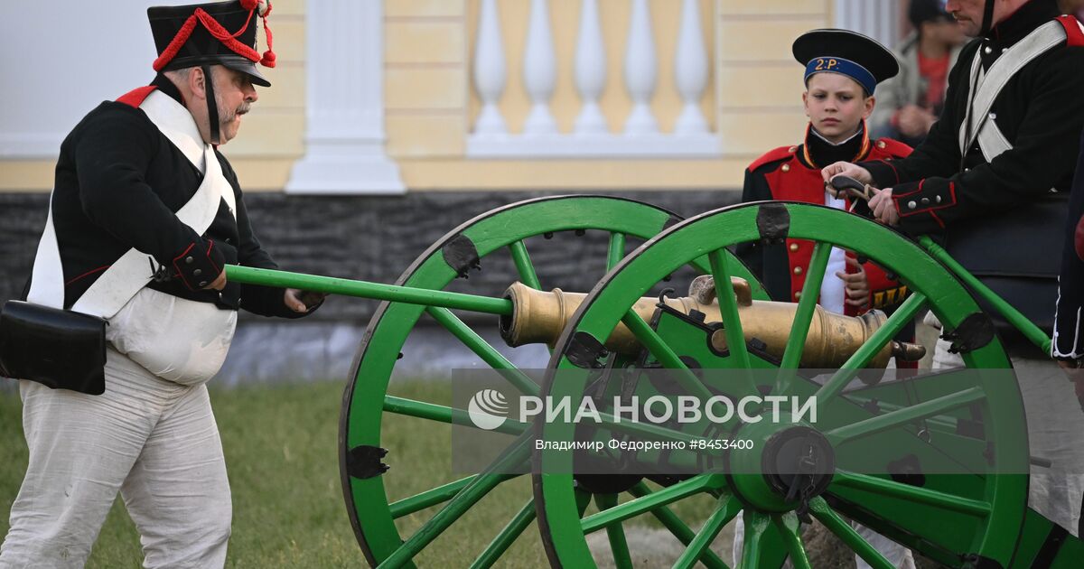 Времена и эпохи парк 50 летия октября. Артиллерист Бородино. Артиллерия Бородино. Бородинское сражение Бондарчук. Артиллеристы на Бородинском поле.