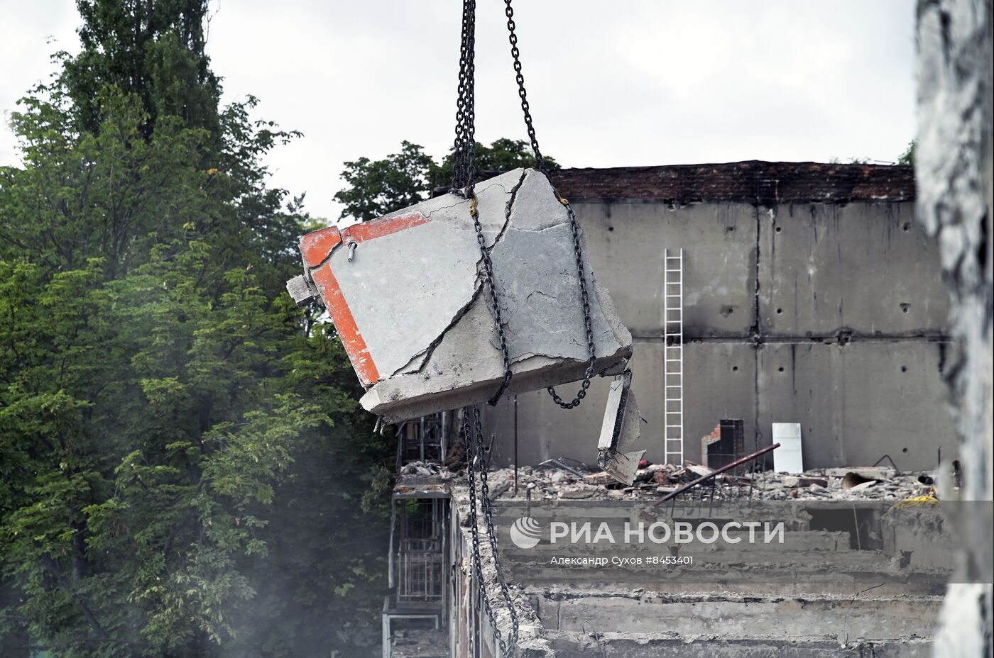 Демонтаж аварийного дома в Мариуполе