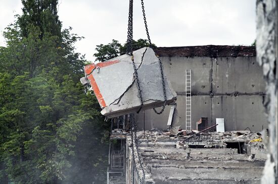 Демонтаж аварийного дома в Мариуполе