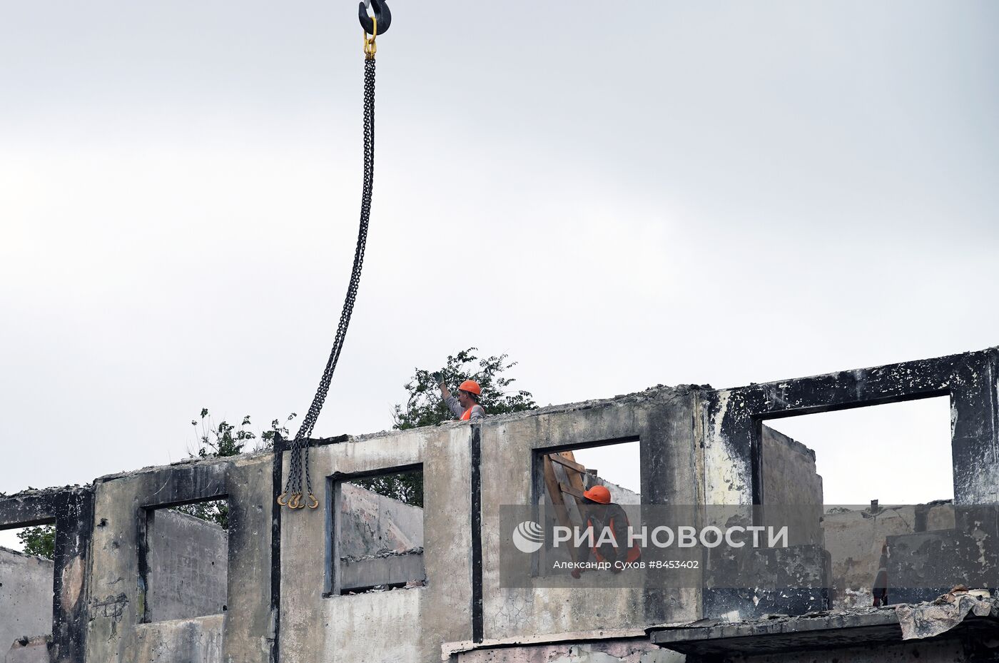 Демонтаж аварийного дома в Мариуполе