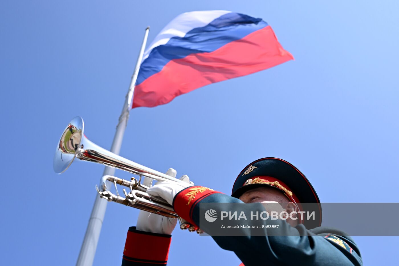 Торжественный подъем государственного флага России