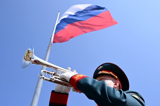 Торжественный подъем государственного флага России