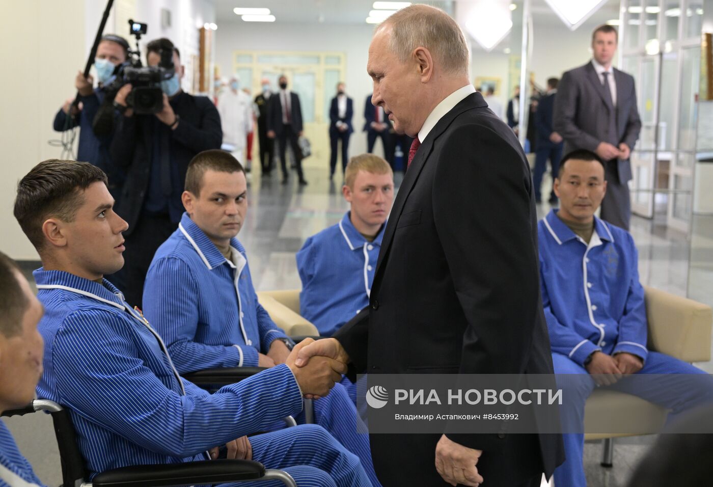 Президент РФ В. Путин наградил военнослужащих ВС РФ госнаградами в госпитале им. А.А. Вишневского Минобороны России