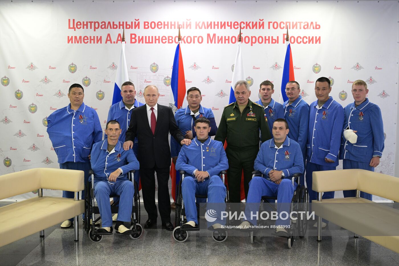 Президент РФ В. Путин наградил военнослужащих ВС РФ госнаградами в госпитале им. А.А. Вишневского Минобороны России