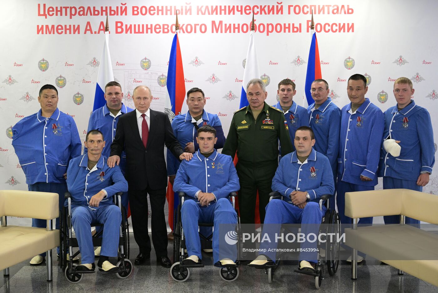 Президент РФ В. Путин наградил военнослужащих ВС РФ госнаградами в госпитале им. А.А. Вишневского Минобороны России