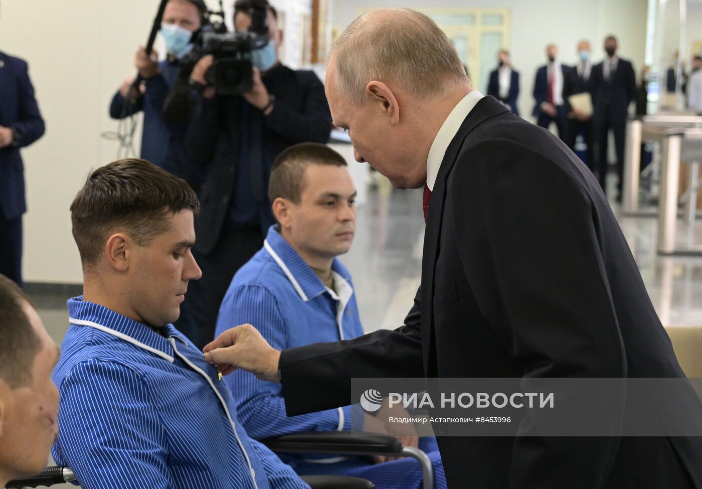 Президент РФ В. Путин наградил военнослужащих ВС РФ госнаградами в госпитале им. А.А. Вишневского Минобороны России