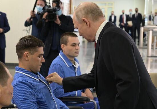 Президент РФ В. Путин наградил военнослужащих ВС РФ госнаградами в госпитале им. А.А. Вишневского Минобороны России