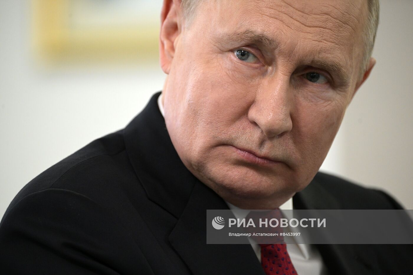 Президент РФ В. Путин наградил военнослужащих ВС РФ госнаградами в госпитале им. А.А. Вишневского Минобороны России