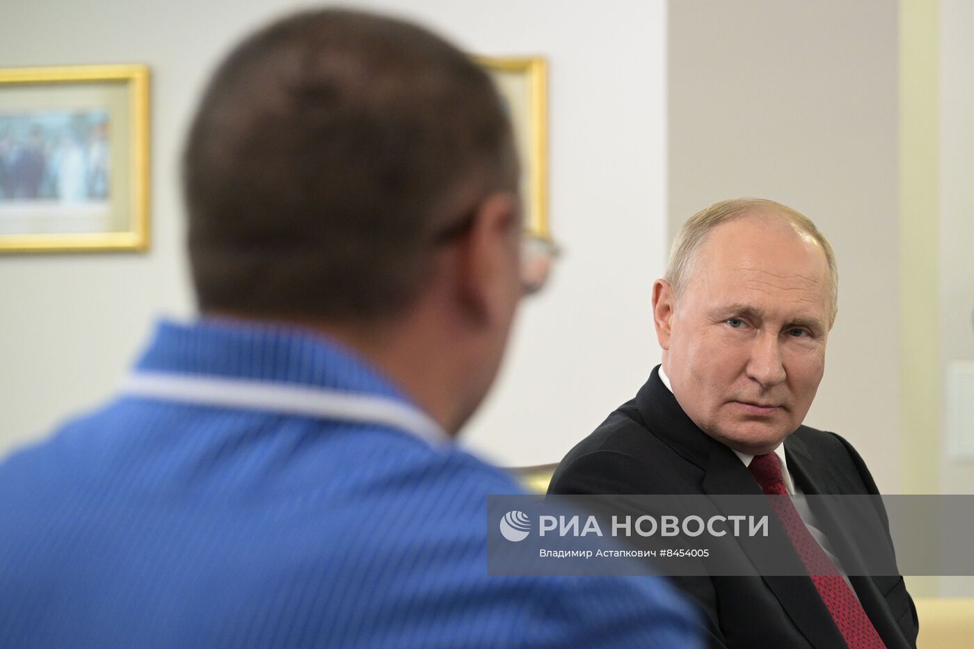 Президент РФ В. Путин наградил военнослужащих ВС РФ госнаградами в госпитале им. А.А. Вишневского Минобороны России