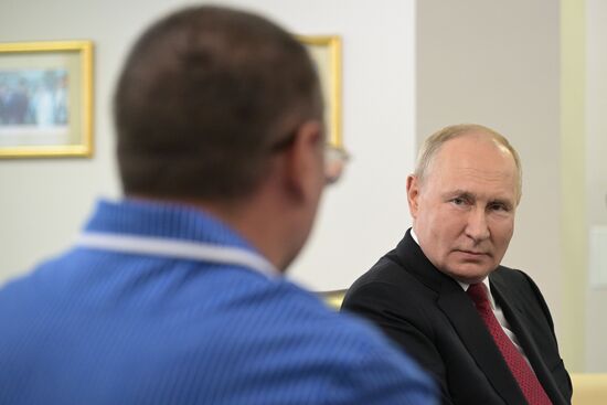 Президент РФ В. Путин наградил военнослужащих ВС РФ госнаградами в госпитале им. А.А. Вишневского Минобороны России