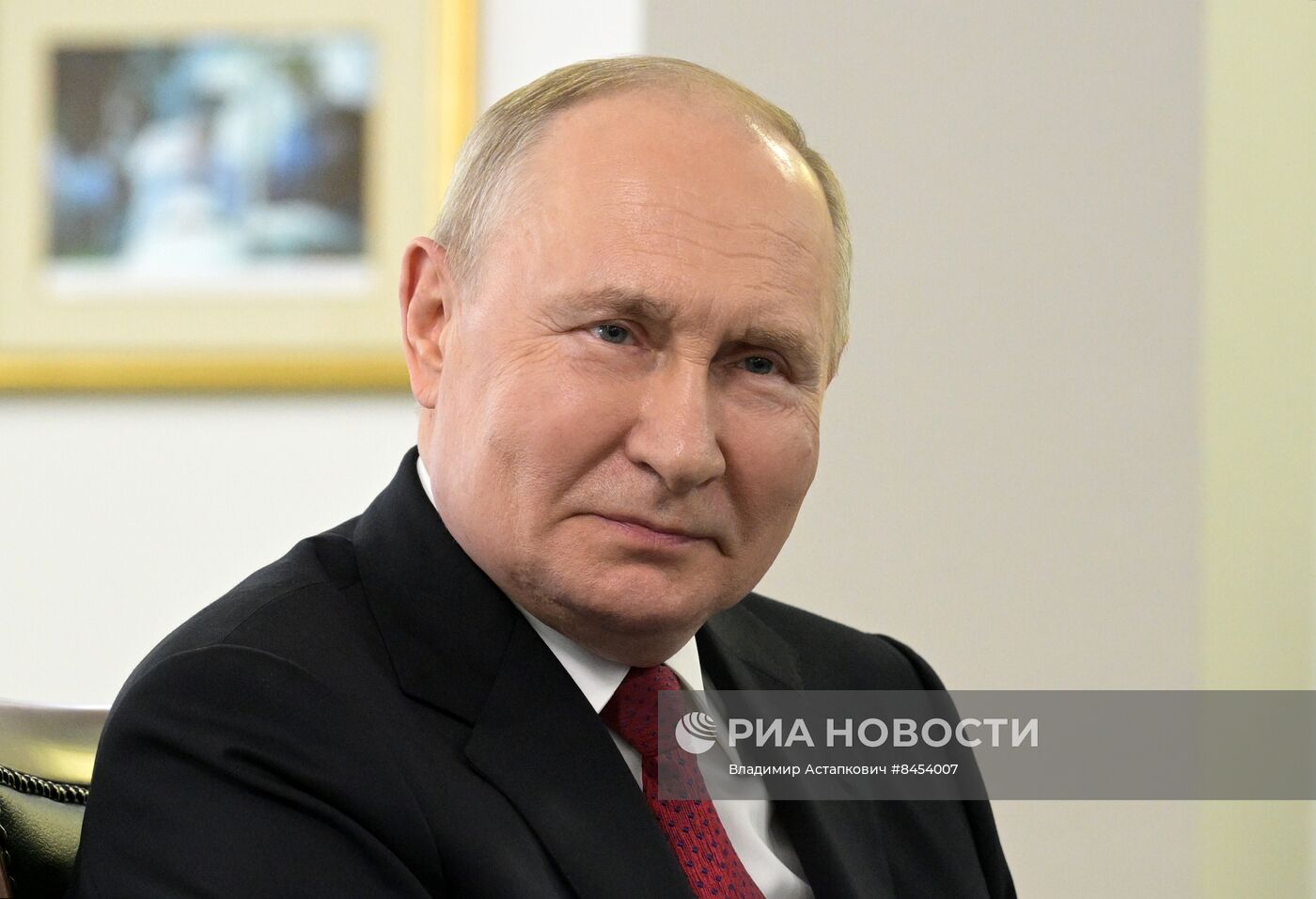 Президент РФ В. Путин наградил военнослужащих ВС РФ госнаградами в госпитале им. А.А. Вишневского Минобороны России