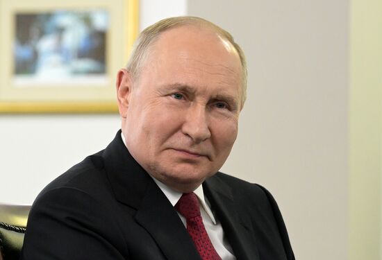 Президент РФ В. Путин наградил военнослужащих ВС РФ госнаградами в госпитале им. А.А. Вишневского Минобороны России