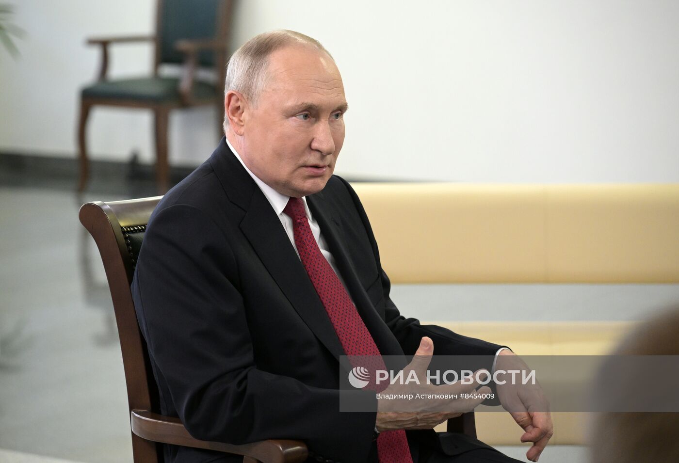 Президент РФ В. Путин наградил военнослужащих ВС РФ госнаградами в госпитале им. А.А. Вишневского Минобороны России