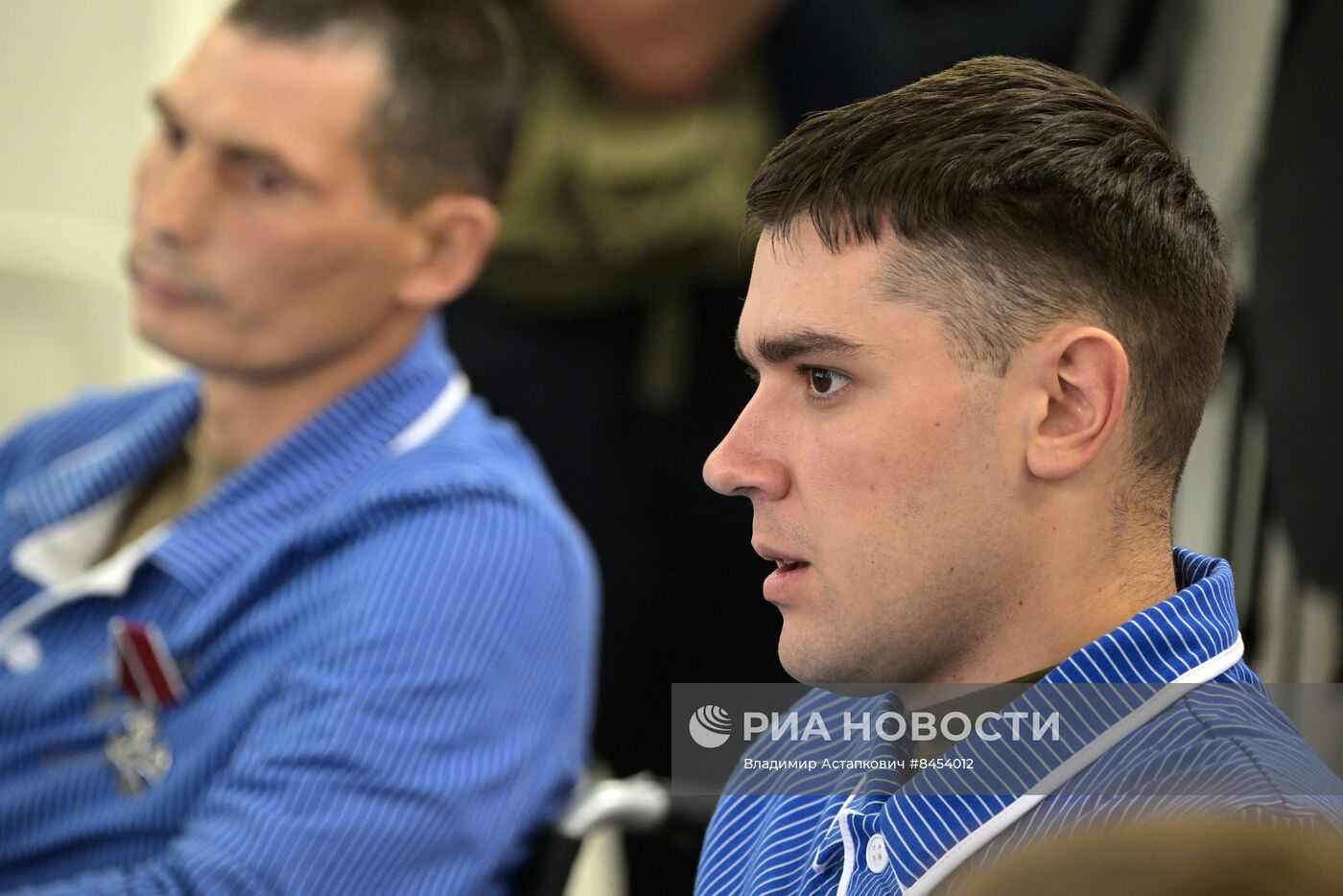 Президент РФ В. Путин наградил военнослужащих ВС РФ госнаградами в госпитале им. А.А. Вишневского Минобороны России