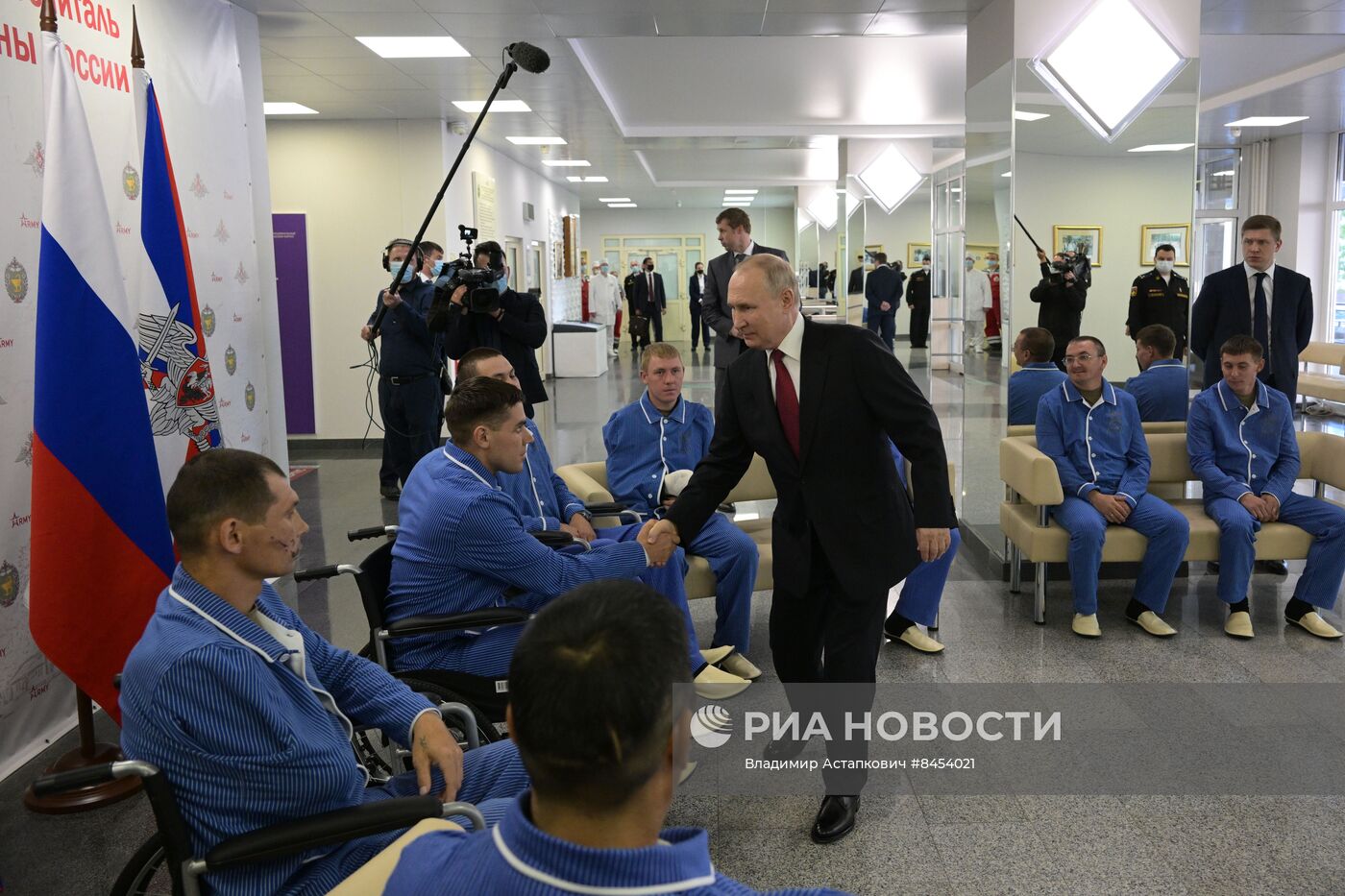 Президент РФ В. Путин наградил военнослужащих ВС РФ госнаградами в госпитале им. А.А. Вишневского Минобороны России