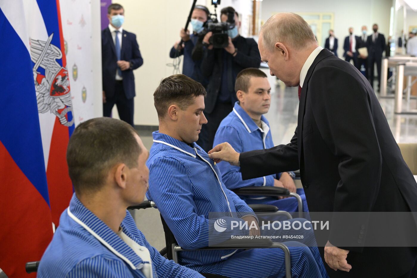 Президент РФ В. Путин наградил военнослужащих ВС РФ госнаградами в госпитале им. А.А. Вишневского Минобороны России