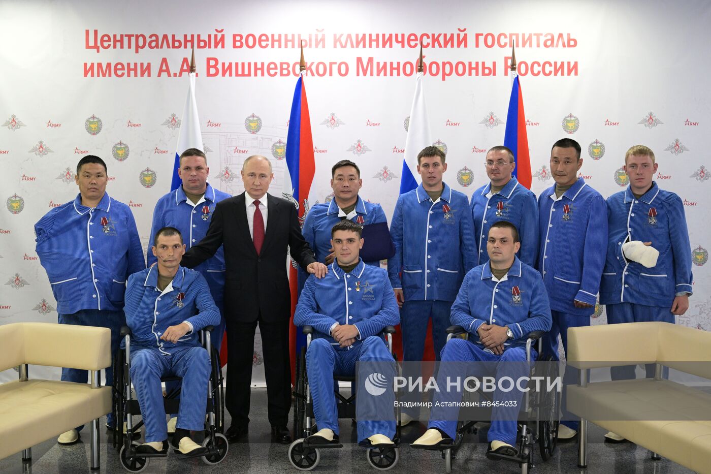 Президент РФ В. Путин наградил военнослужащих ВС РФ госнаградами в госпитале им. А.А. Вишневского Минобороны России