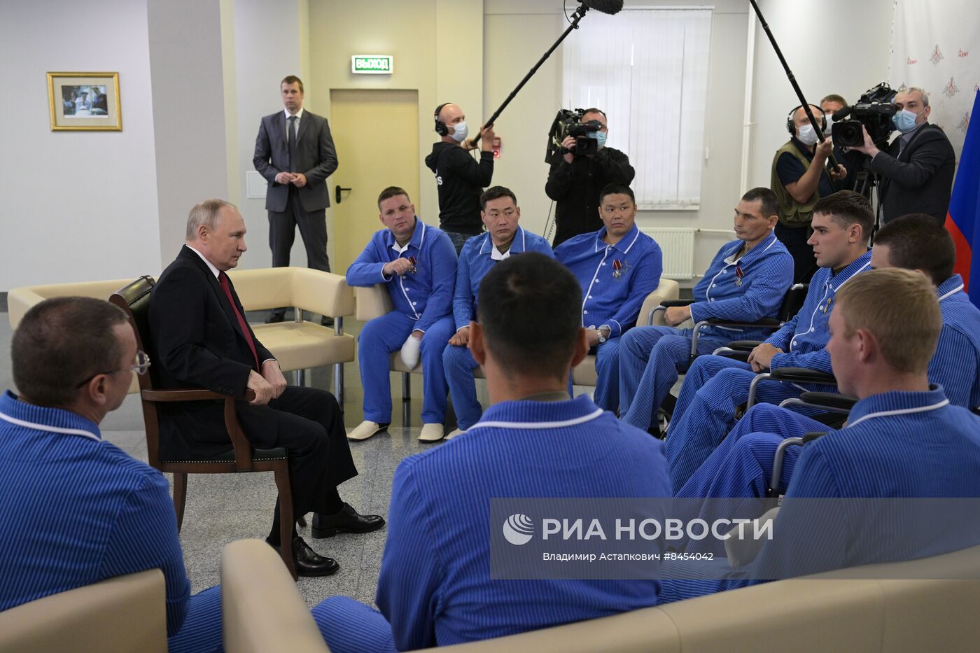 Президент РФ В. Путин наградил военнослужащих ВС РФ госнаградами в госпитале им. А.А. Вишневского Минобороны России