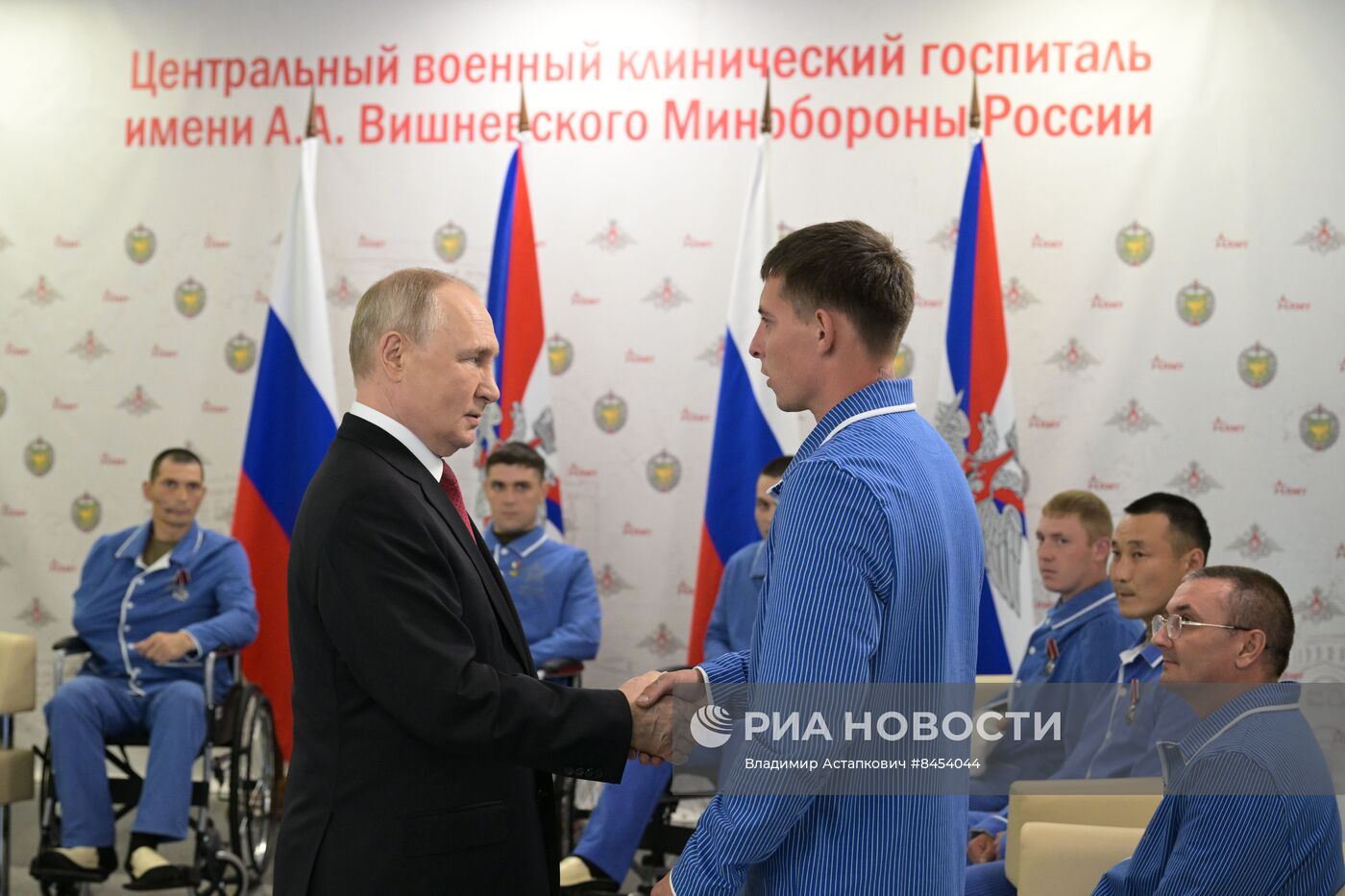 Президент РФ В. Путин наградил военнослужащих ВС РФ госнаградами в госпитале им. А.А. Вишневского Минобороны России