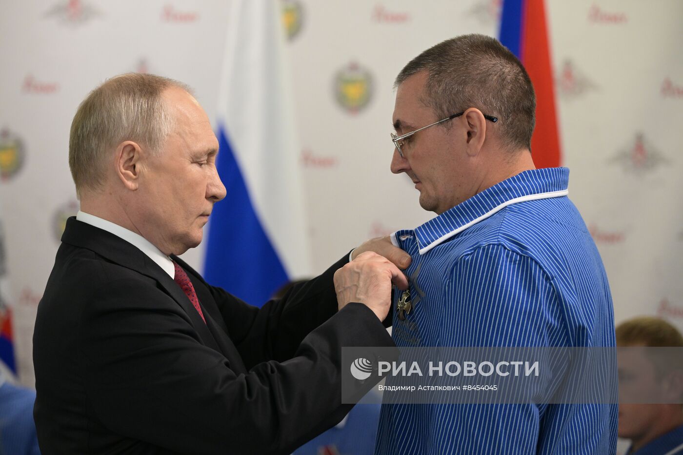Президент РФ В. Путин наградил военнослужащих ВС РФ госнаградами в госпитале им. А.А. Вишневского Минобороны России