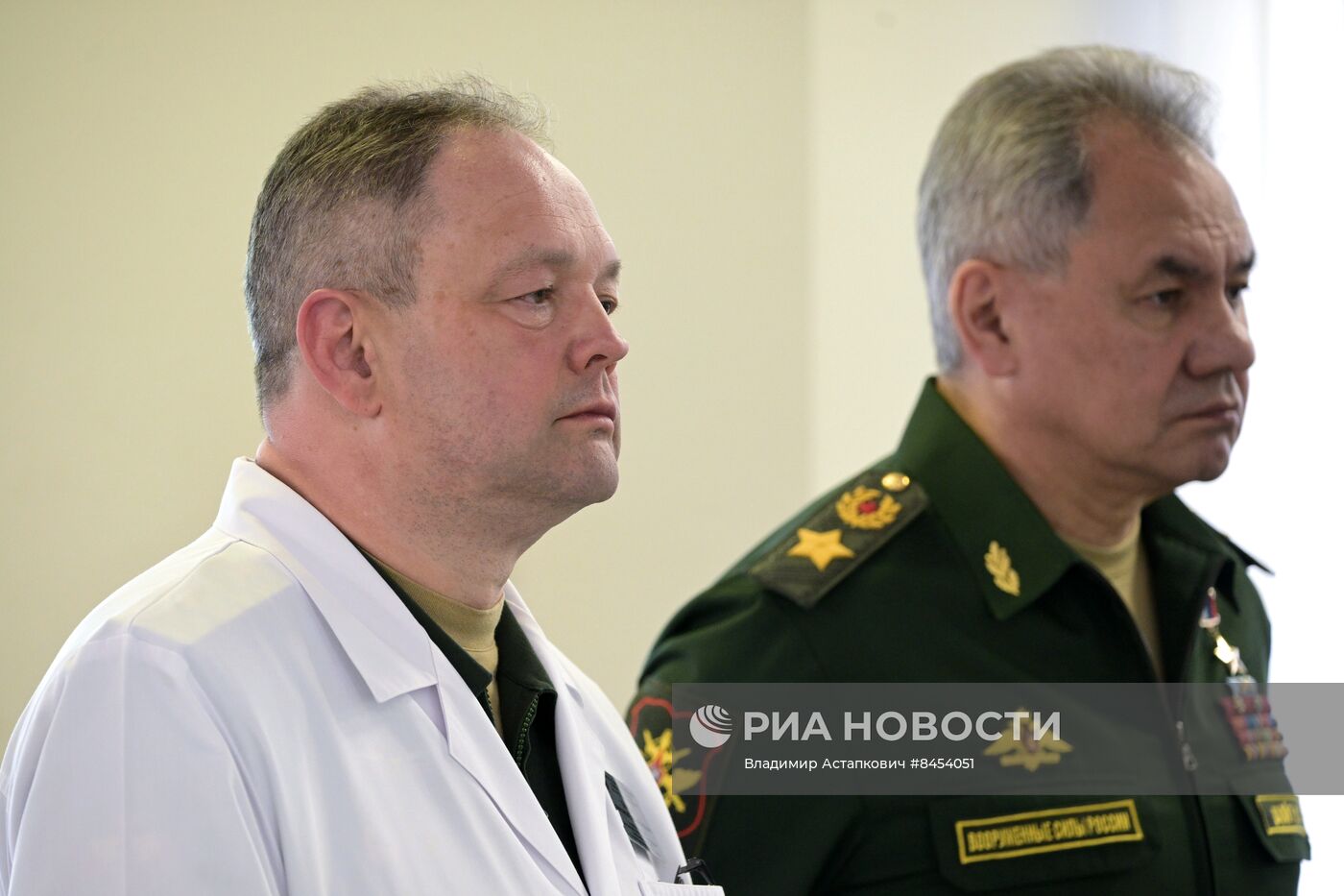 Президент РФ В. Путин наградил военнослужащих ВС РФ госнаградами в госпитале им. А.А. Вишневского Минобороны России