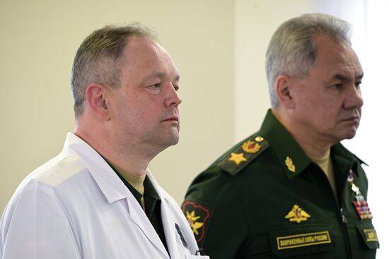 Президент РФ В. Путин наградил военнослужащих ВС РФ госнаградами в госпитале им. А.А. Вишневского Минобороны России