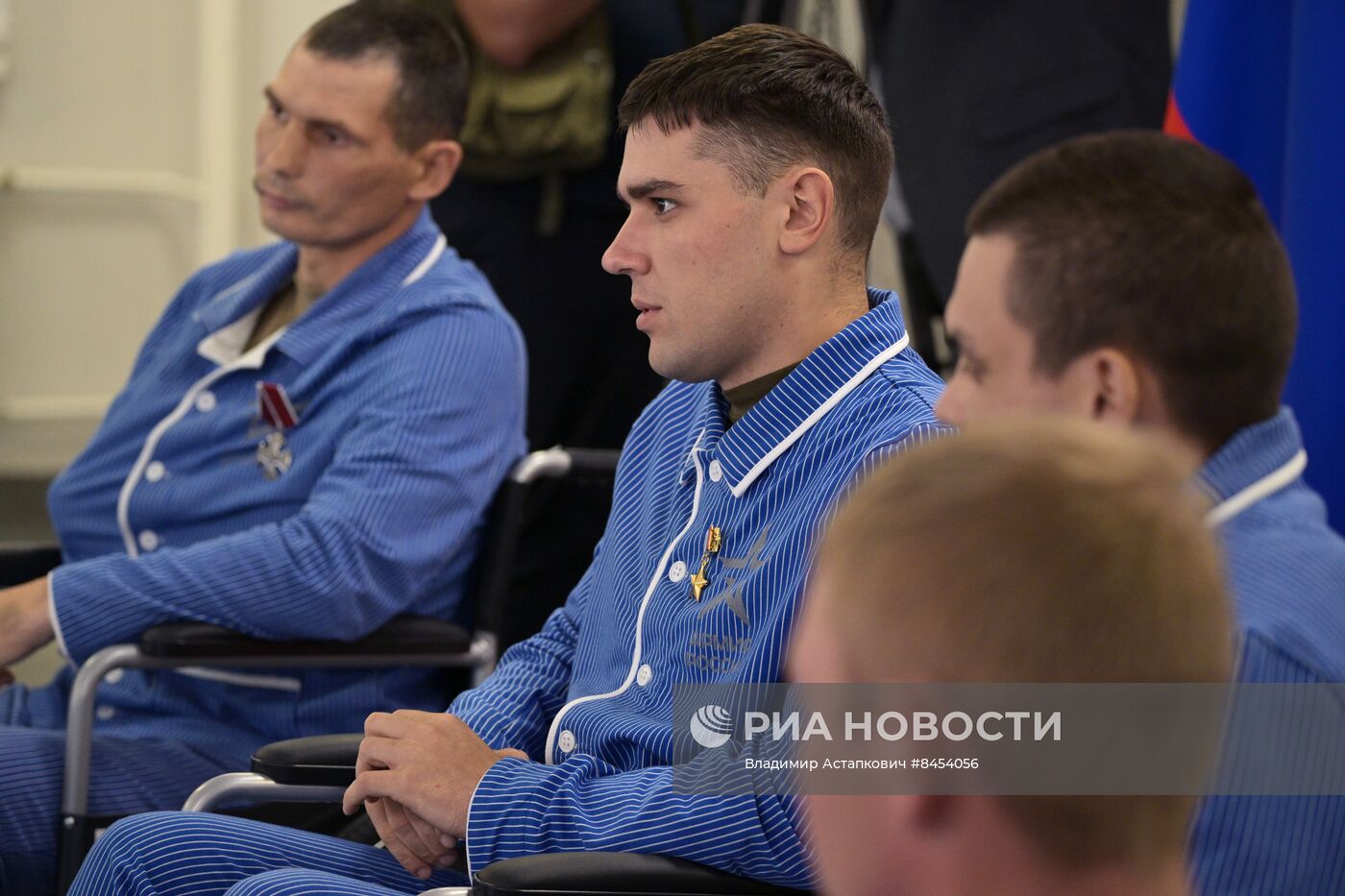 Президент РФ В. Путин наградил военнослужащих ВС РФ госнаградами в госпитале им. А.А. Вишневского Минобороны России