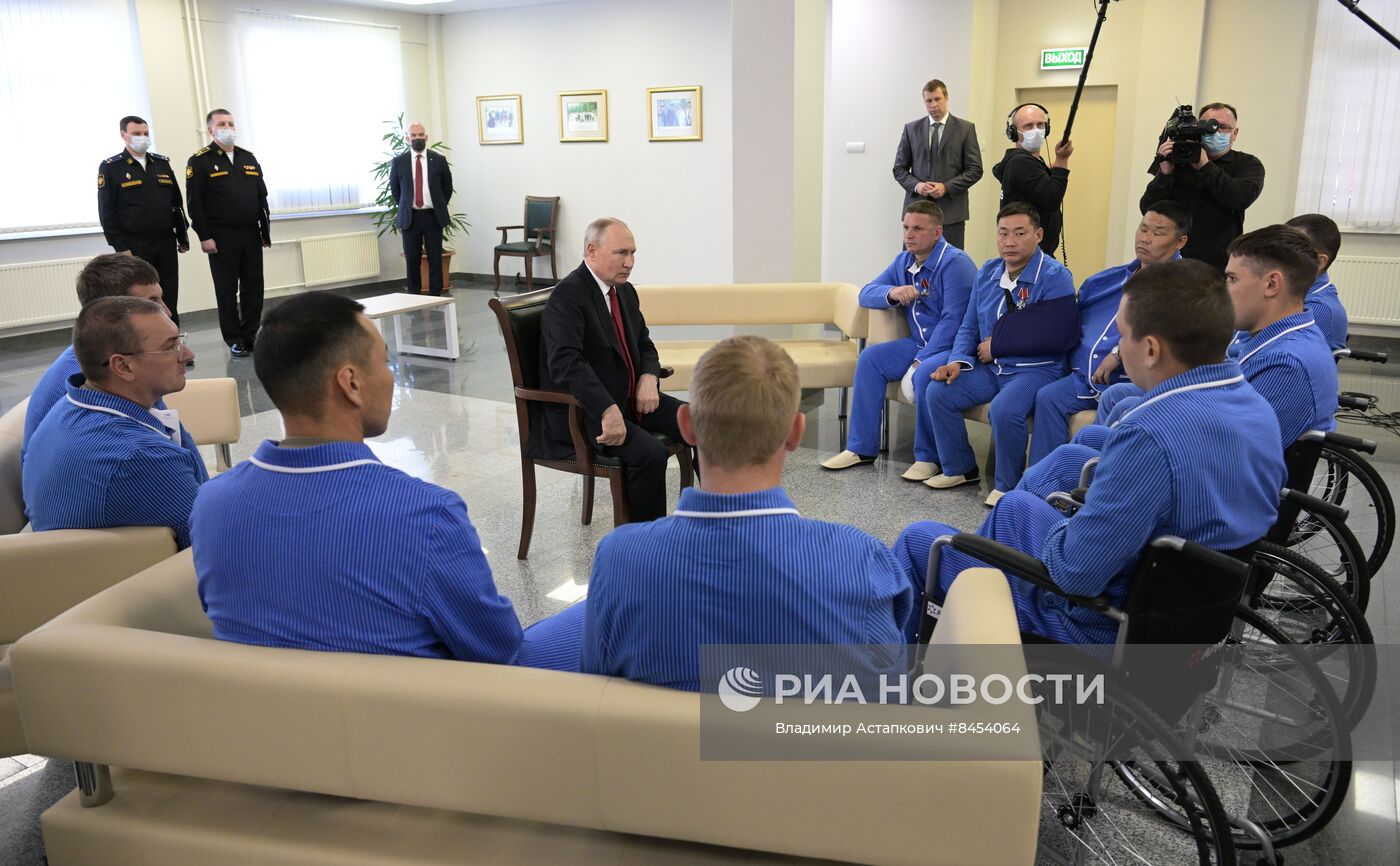 Президент РФ В. Путин наградил военнослужащих ВС РФ госнаградами в госпитале им. А.А. Вишневского Минобороны России