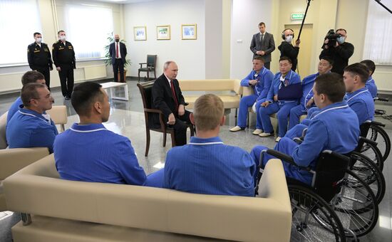 Президент РФ В. Путин наградил военнослужащих ВС РФ госнаградами в госпитале им. А.А. Вишневского Минобороны России