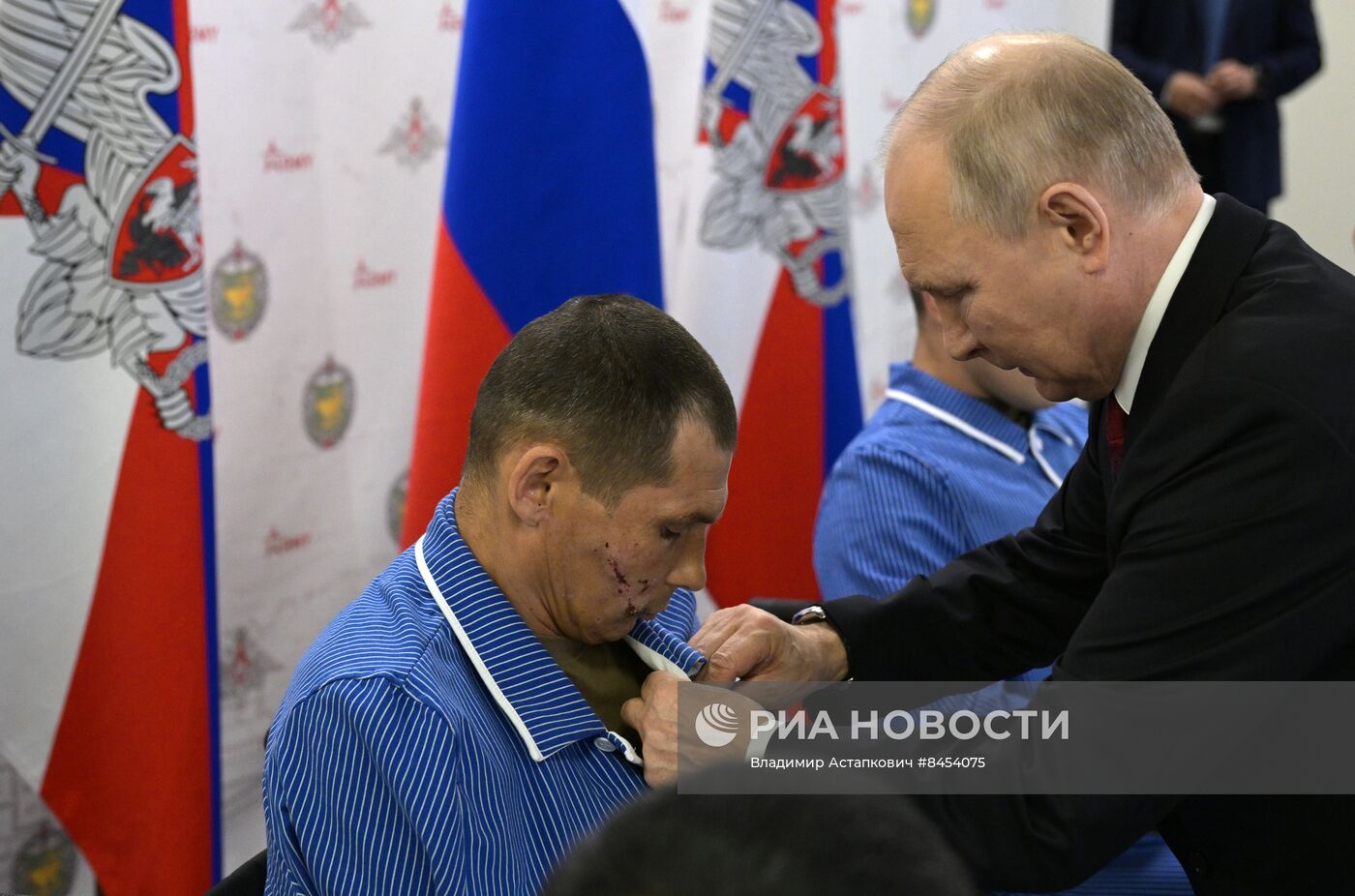 Президент РФ В. Путин наградил военнослужащих ВС РФ госнаградами в госпитале им. А.А. Вишневского Минобороны России