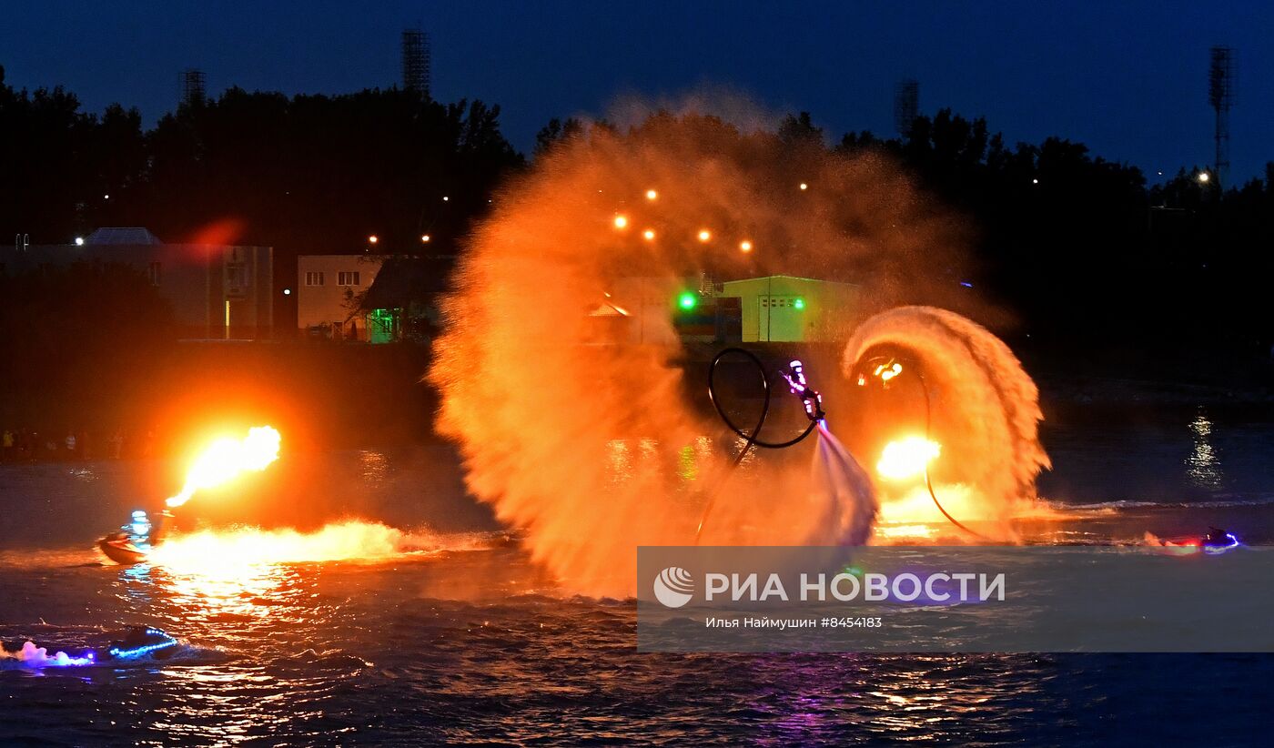 Огненное шоу на воде в Красноярске